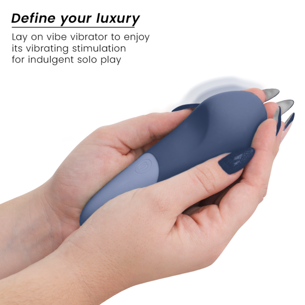 WOMANIZER - VIBE LAY-ON VIBRATEUR SILENCIEUX BLEU FONCÉ WOMANIZER