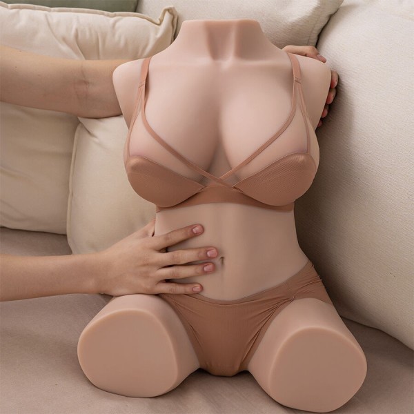 XISE - TORSO REALISTA DANIA COM VIBRAÇÕES FEMININAS 52 CM XISE