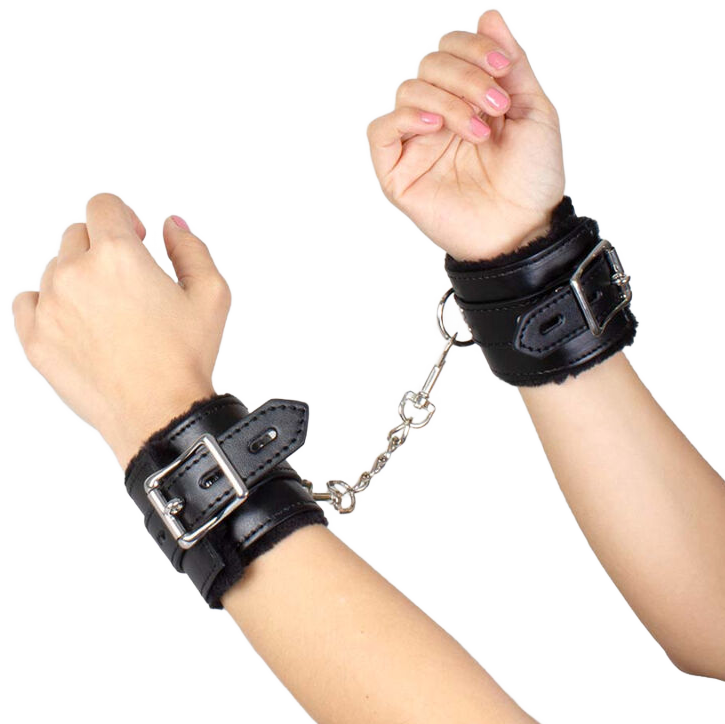 Menottes de bondage noires en faux cuir avec chaînes argentées — SECRETPLAY 100% FETISH