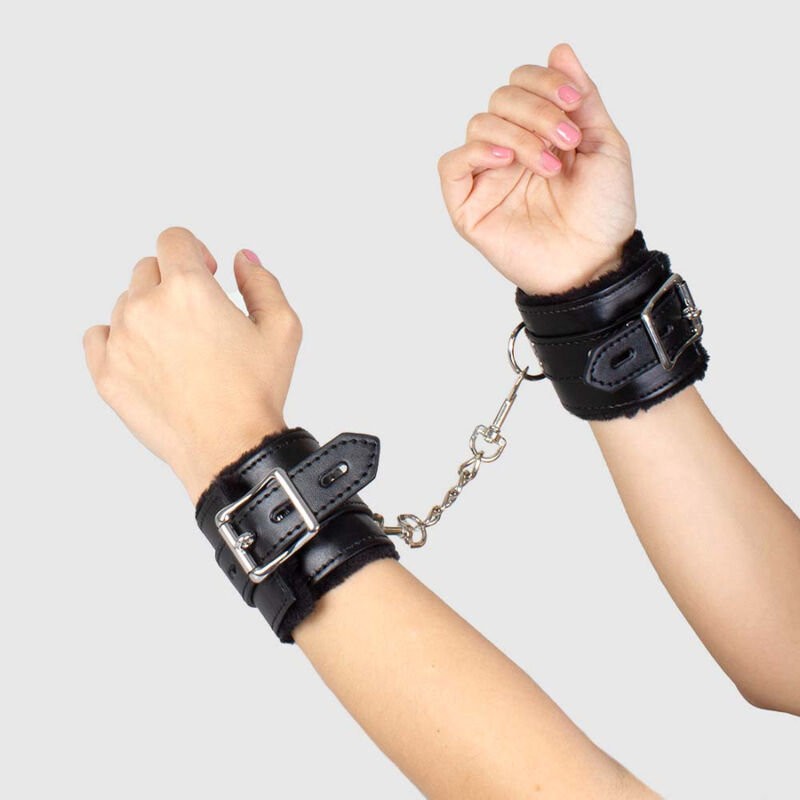Menottes de bondage noires en faux cuir avec chaînes argentées — SECRETPLAY 100% FETISH