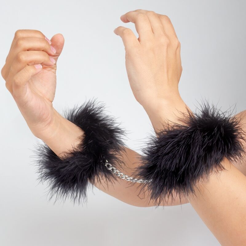 Menottes sensuelles en plumes noires — SECRETPLAY 100% FETISH