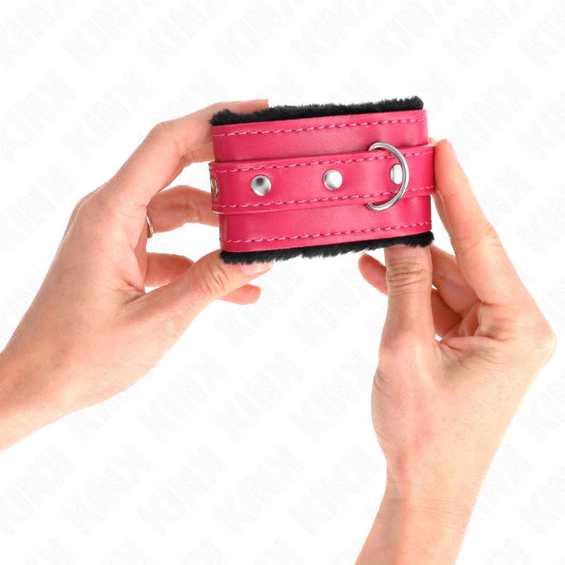 Appui-poignets doublés de fourrure premium noir avec ceinture réglable rose framboise — KINK WRIST RESTRAINT