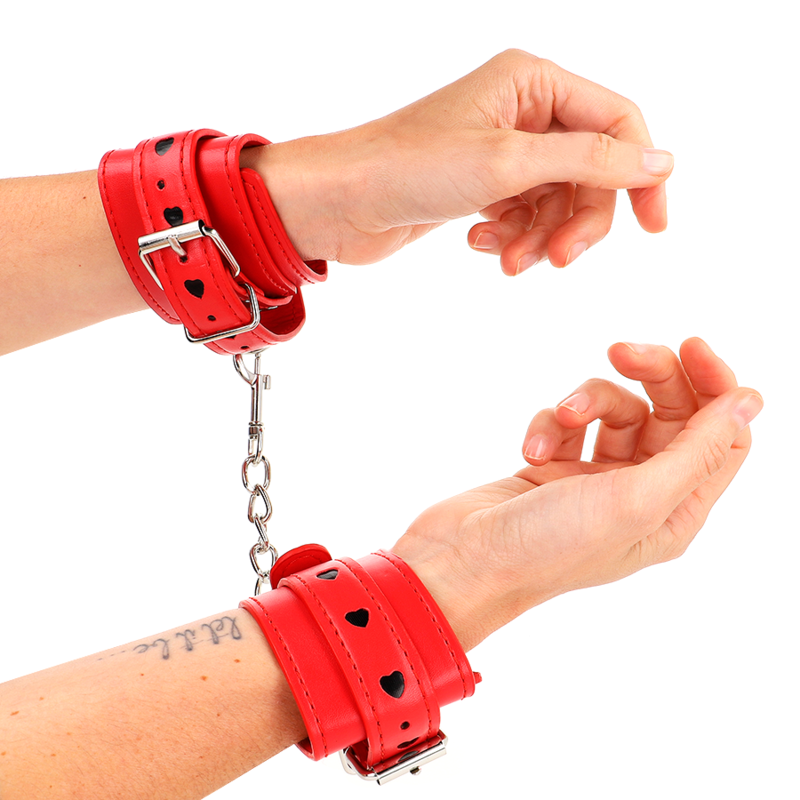 Verstellbare rote Handfesseln mit schwarzem Herz-Einsatz — KINK WRIST RESTRAINT