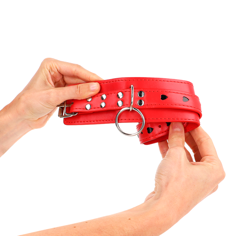 Verstellbare rote Handfesseln mit schwarzem Herz-Einsatz — KINK WRIST RESTRAINT