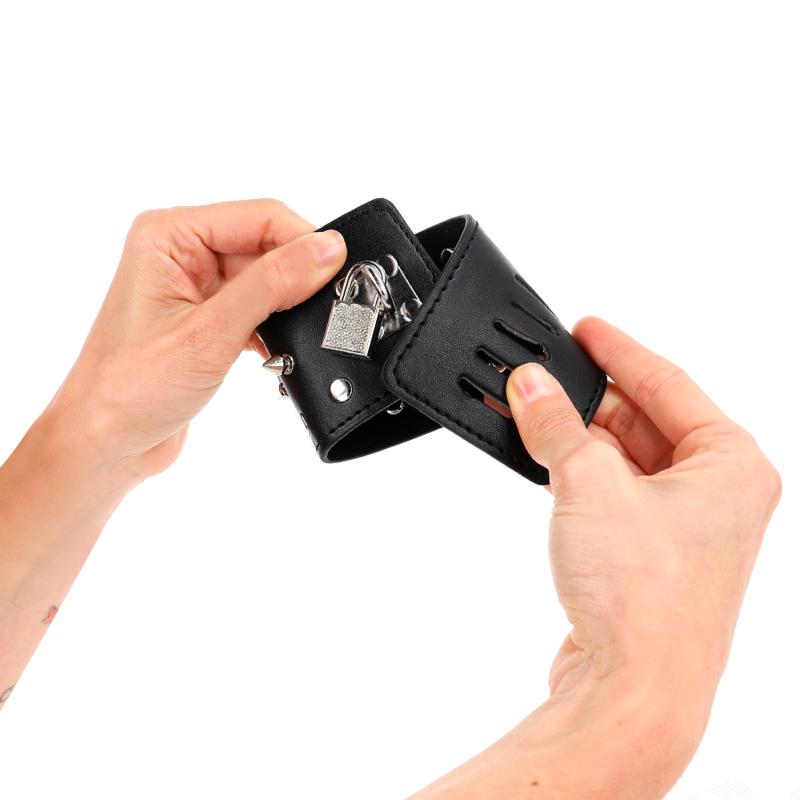Poignets punk à pointes — KINK WRIST RESTRAINT