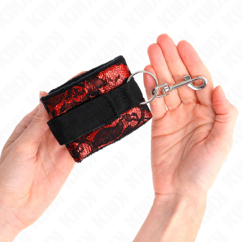Retenues poignets Scandal rouge et noir — KINK WRIST RESTRAINT