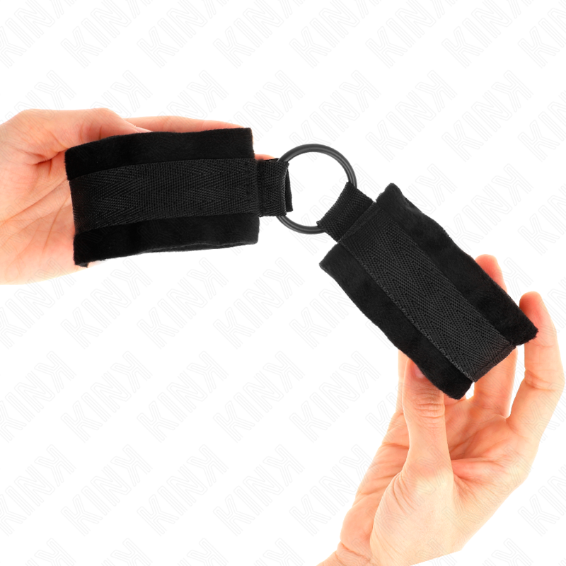 Manchettes fourrure ajustables avec O-ring — KINK WRIST RESTRAINT