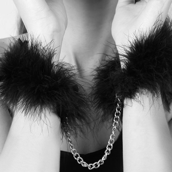 Menottes en plumes réglables — BIJOUX INDISCRETS